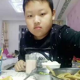 小黑宋亚吃瓜,吃瓜群众的欢乐盛宴