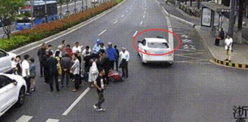 吃门上瓜被车撞,意外车祸成奇观