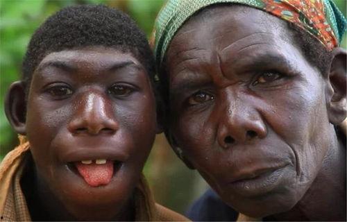 女子吃瓜吃到返祖