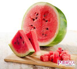 用汤勺吃瓜,创意美食新体验