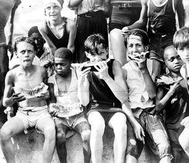 吃瓜单词,揭秘“吃瓜群众”背后的社会现象