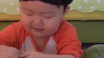 吃瓜男童可爱